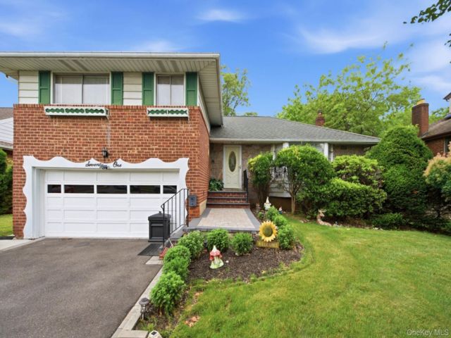  3 BR,  3.00 BTH &nbsp;Split level style home in Syosset