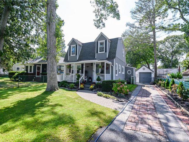  3 BR,  2.00 BTH &nbsp;Cape cod style home in Nesconset