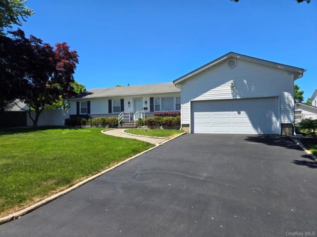  3 BR,  2.00 BTH &nbsp;A-frame style home in North Babylon