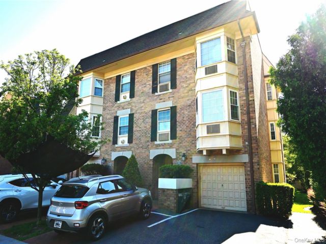  1 BR,  1.00 BTH &nbsp;Mid rise style home in Bayside