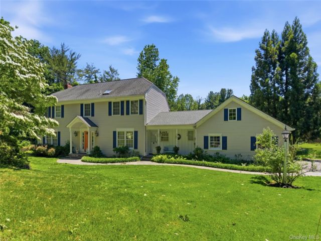  5 BR,  4.00 BTH &nbsp;Colonial style home in Cold Spring Harbor