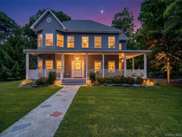  4 BR,  4.00 BTH &nbsp;Colonial style home in Middletown