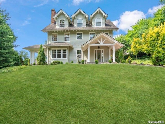  5 BR,  5.00 BTH &nbsp;Colonial style home in Roslyn