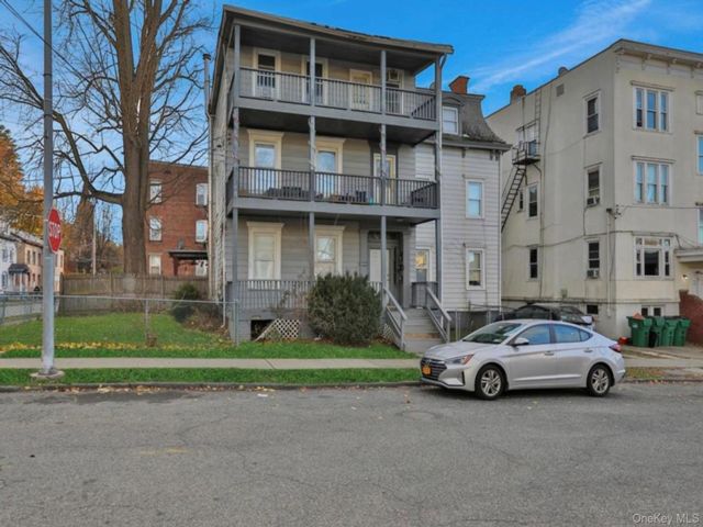 12 BR,  4.00 BTH &nbsp;House style home in Poughkeepsie