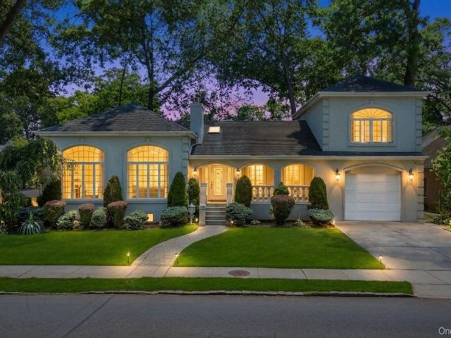  4 BR,  3.00 BTH &nbsp;Exp ranch style home in Malverne