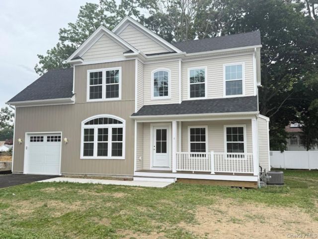  4 BR,  3.00 BTH &nbsp;Colonial style home in Copiague