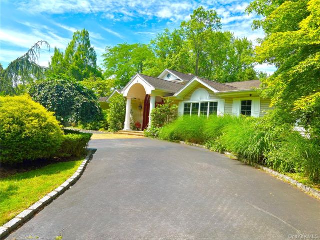  5 BR,  6.00 BTH &nbsp;Exp ranch style home in Dix Hills