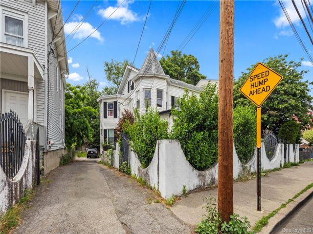  6 BR,  0.00 BTH &nbsp;House style home in Haverstraw