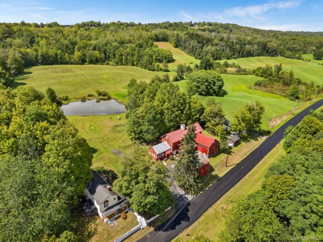  5 BR,  4.00 BTH &nbsp;Colonial style home in Westtown