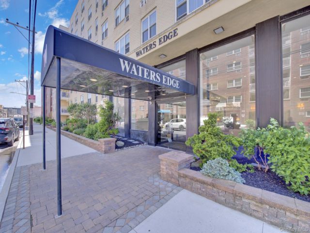  2 BR,  2.00 BTH &nbsp;High rise style home in Long Beach