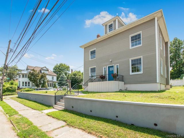  6 BR,  3.00 BTH &nbsp;Colonial style home in Yonkers