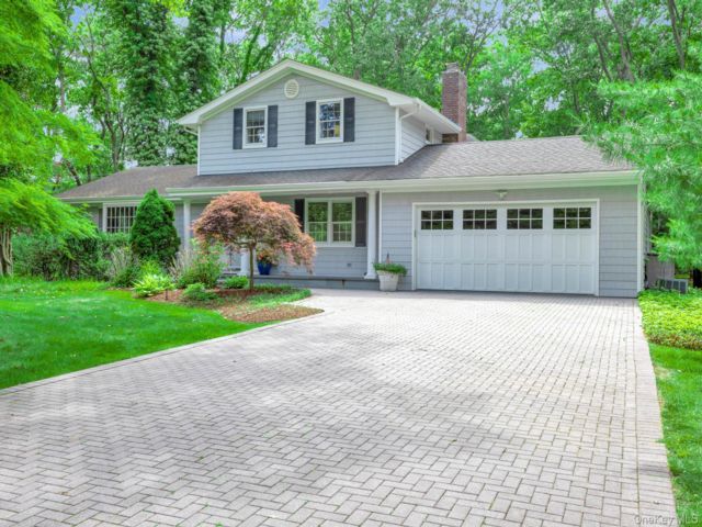  4 BR,  3.00 BTH &nbsp;Traditional style home in Westhampton