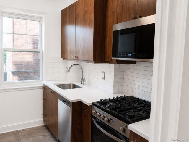 1 BR,  1.00 BTH &nbsp;High rise style home in New York (manhattan)