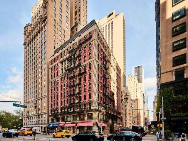  2 BR,  1.00 BTH &nbsp;Mid rise style home in New York (manhattan)