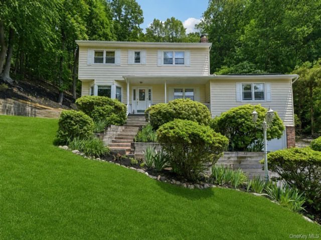  4 BR,  3.00 BTH &nbsp;Colonial style home in Huntington
