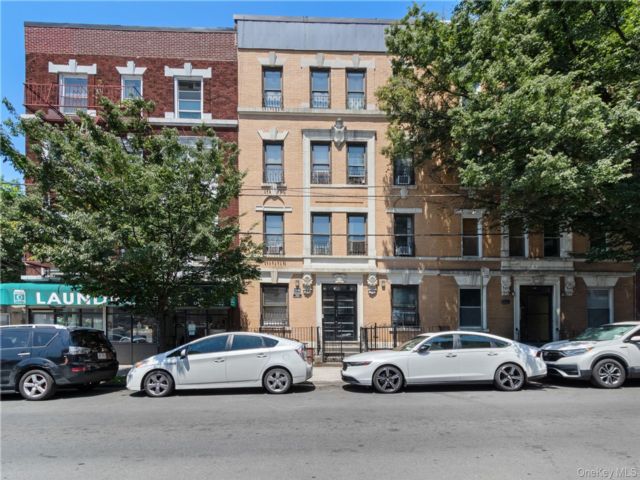  3 BR,  1.00 BTH &nbsp;Mid rise style home in Astoria
