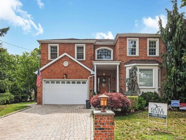  6 BR,  5.00 BTH &nbsp;Colonial style home in Merrick
