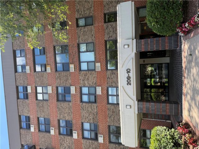 Studio,  1.00 BTH &nbsp;Mid rise style home in Bayside