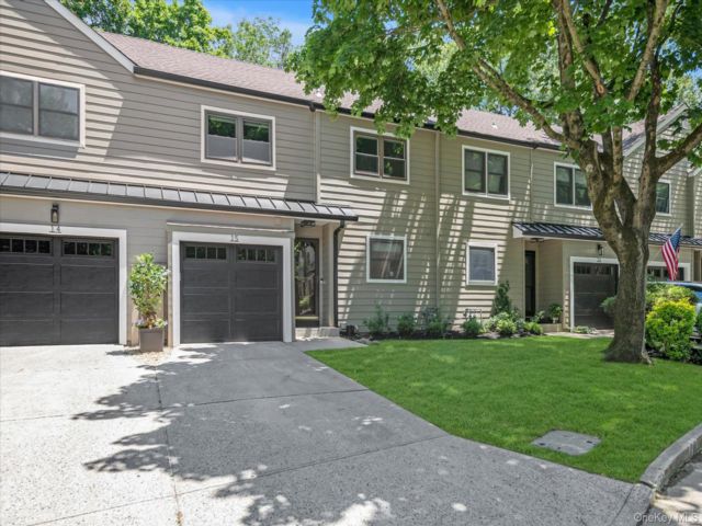  2 BR,  3.00 BTH &nbsp;Condo style home in Huntington