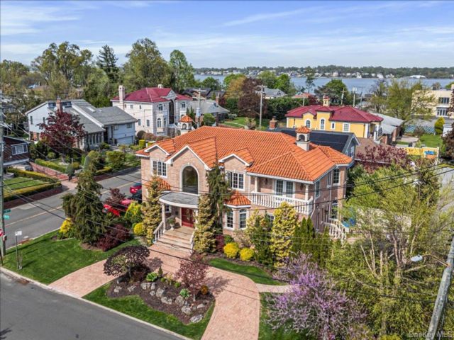  5 BR,  5.00 BTH &nbsp;Mediterranean style home in Bayside