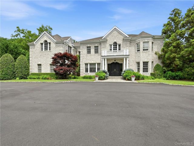  6 BR,  9.00 BTH &nbsp;Colonial style home in Syosset