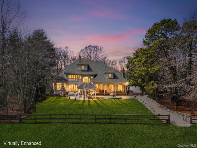  5 BR,  5.00 BTH &nbsp;Traditional style home in East Patchogue