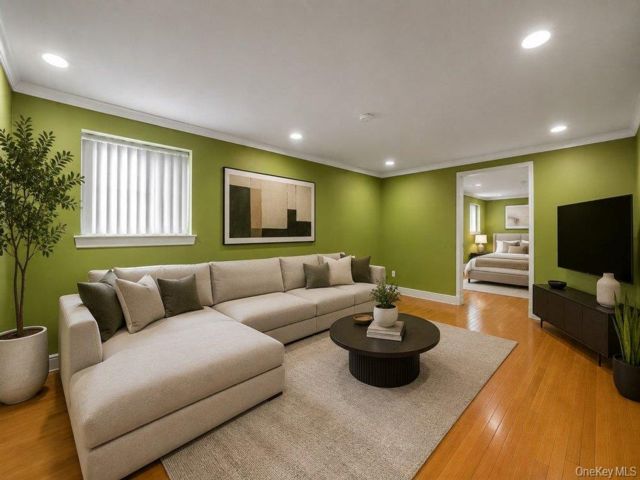  7 BR,  4.00 BTH &nbsp;Colonial style home in Rosedale