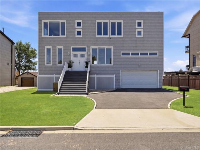  5 BR,  3.00 BTH &nbsp;Contemporary style home in Lindenhurst