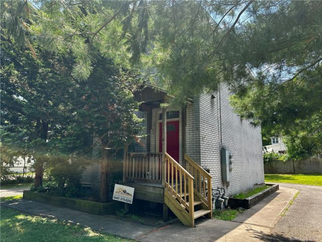  2 BR,  2.00 BTH &nbsp;Row dwelling style home in New Windsor