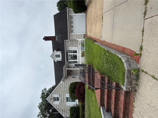  5 BR,  3.00 BTH &nbsp;Cape cod style home in Great Neck