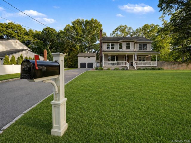  5 BR,  2.00 BTH &nbsp;Colonial style home in Lake Grove