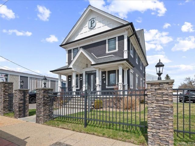  2 BR,  1.00 BTH &nbsp;Colonial style home in Farmingdale