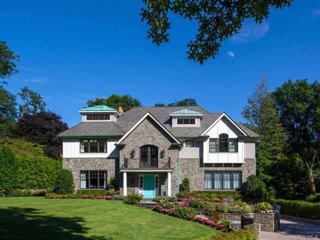  6 BR,  8.00 BTH &nbsp;Colonial style home in Great Neck