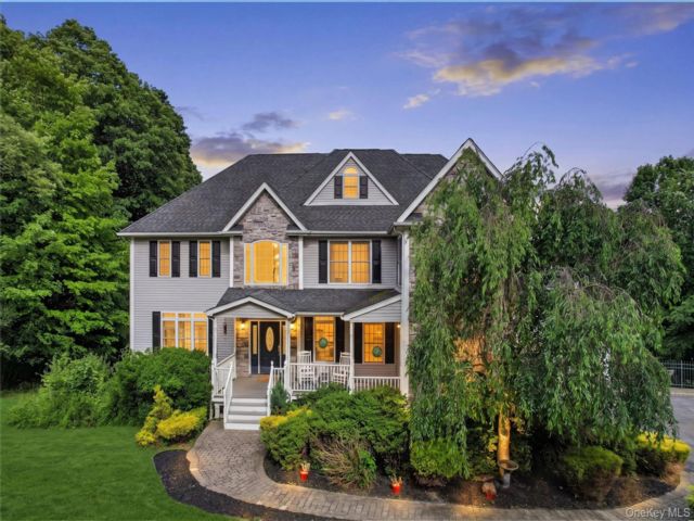  4 BR,  4.00 BTH &nbsp;Colonial style home in Newburgh