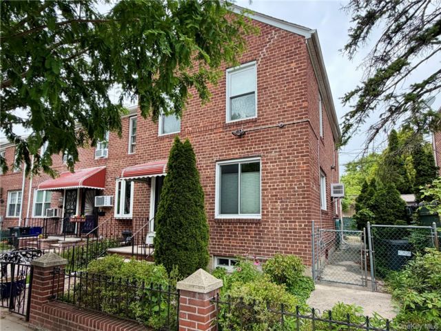  3 BR,  2.00 BTH &nbsp;Other style home in Flushing