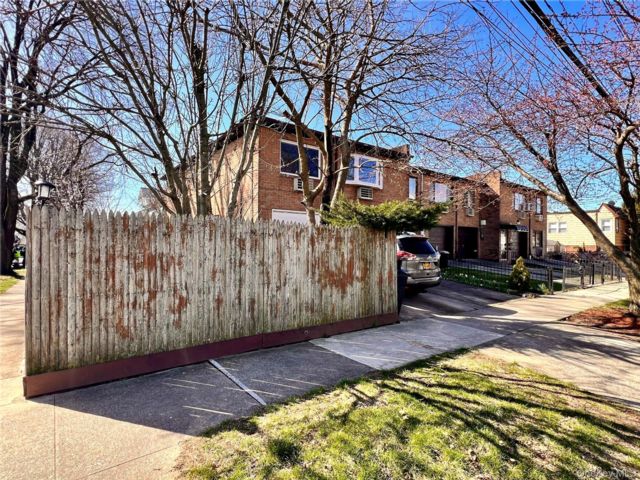  1 BR,  2.00 BTH &nbsp;Colonial style home in Bayside