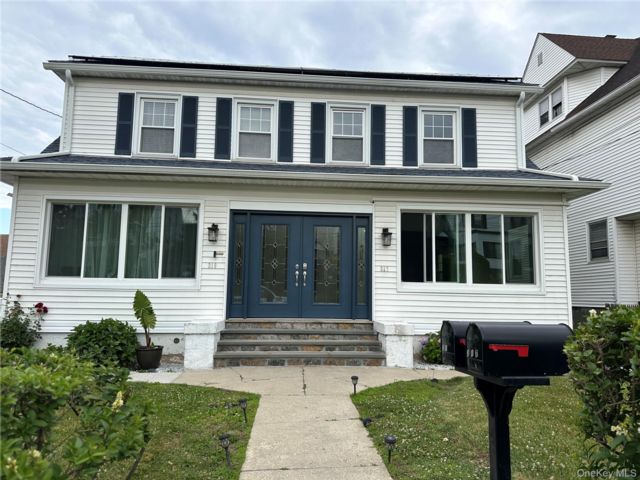  4 BR,  3.00 BTH &nbsp;Colonial style home in Mount Vernon
