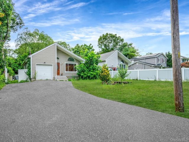  5 BR,  3.00 BTH &nbsp;Includes legal  style home in Shirley