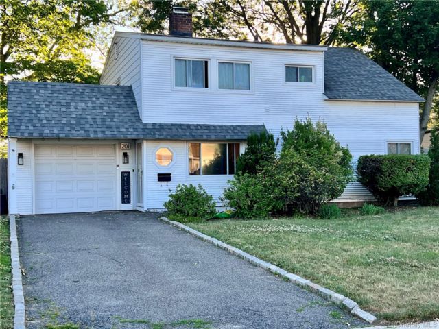  4 BR,  2.00 BTH &nbsp;Cape cod style home in Westbury