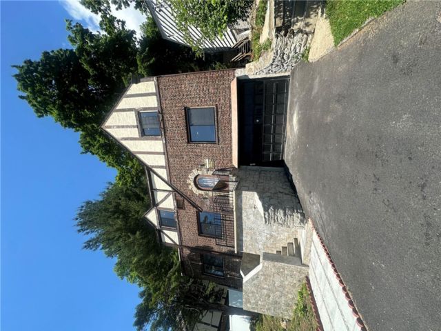  3 BR,  5.00 BTH &nbsp;Colonial style home in Yonkers