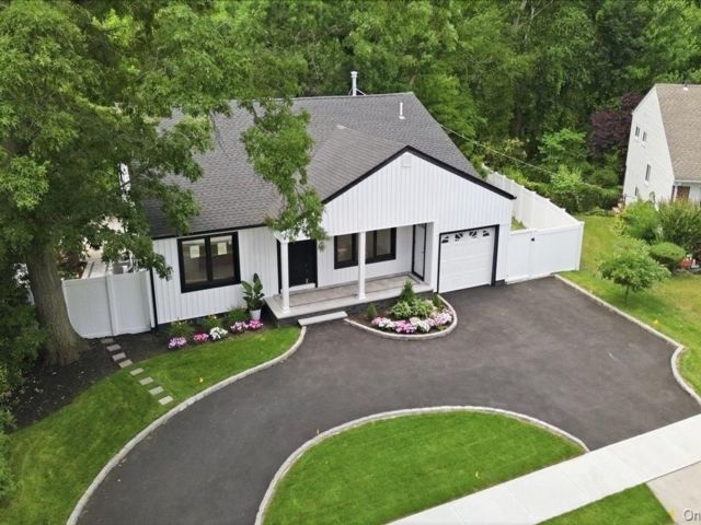  4 BR,  3.00 BTH &nbsp;Split level style home in Massapequa Park