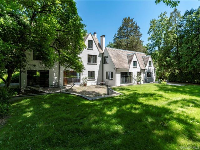  6 BR,  8.00 BTH &nbsp;Estate style home in New City