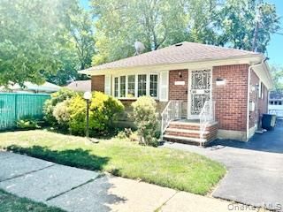  3 BR,  2.00 BTH &nbsp;Ranch style home in Springfield Gardens