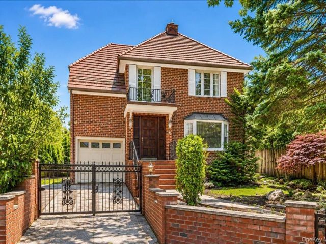  5 BR,  4.00 BTH &nbsp;Colonial style home in Forest Hills