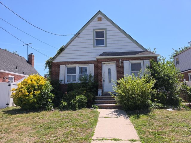  3 BR,  1.00 BTH &nbsp;Cape cod style home in Valley Stream