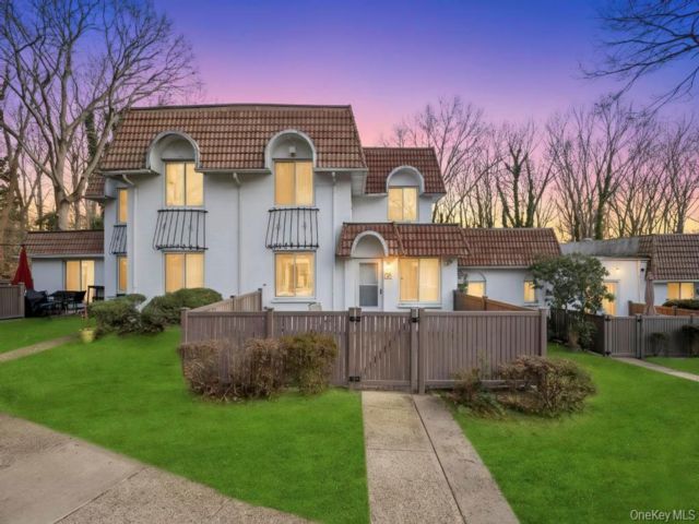  3 BR,  2.00 BTH &nbsp;Condo style home in Coram