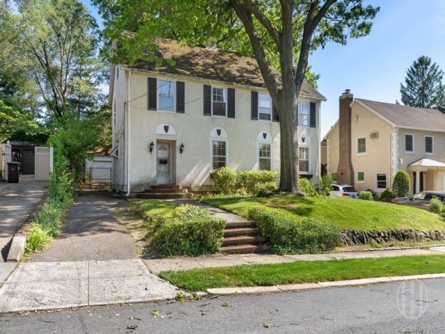  4 BR,  2.00 BTH &nbsp;Colonial style home in Douglaston