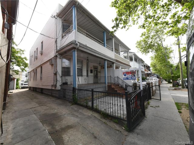  7 BR,  2.00 BTH &nbsp;Colonial style home in Richmond Hill