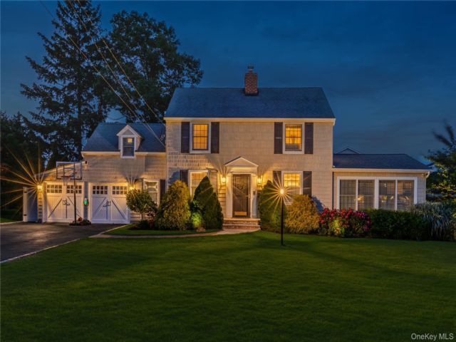  3 BR,  2.00 BTH &nbsp;Colonial style home in Massapequa