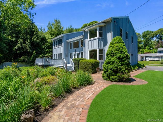  5 BR,  3.00 BTH &nbsp;Colonial style home in Stony Brook